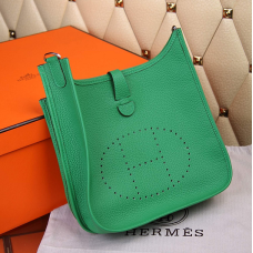 Hermes Evelyne III Togo Sac à bandoulière en cuir vert